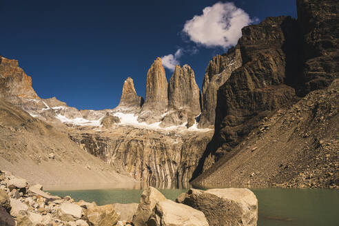 Chile, Blick auf die Base De Las Torres im Torres Del Paine National Park - UUF20645