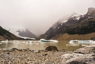 Argentinien, Eis schwimmt in der Nähe der felsigen Küste in Patagonien - UUF20660