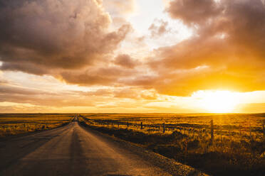 Chile, Leere Straße bei dramatischem Sonnenuntergang - UUF20665