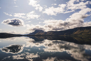 Chile, Wolken spiegeln sich auf der Oberfläche eines glänzenden Sees im Torres Del Paine National Park - UUF20666