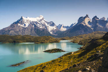 Chile, Blick auf den türkisfarbenen See vor der Berggruppe Cordillera Paine - UUF20670