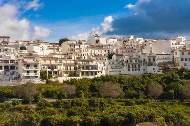 Spanien, Provinz Malaga, Mijas, Weiße Häuser eines historischen spanischen Dorfes im Frühling - TAMF02231