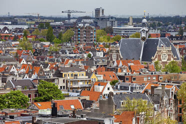 Niederlande, Nordholland, Amsterdam, Luftaufnahme des Viertels Jordaan mit Noorderkerk im Hintergrund - ABOF00524
