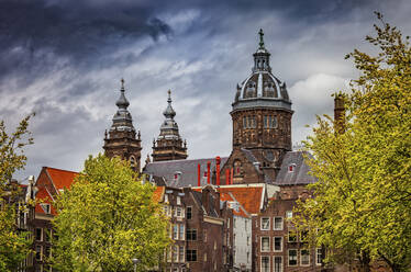 Netherlands, North Holland, Amsterdam, Old town houses in front of Basilica Of Saint Nicholas - ABOF00525