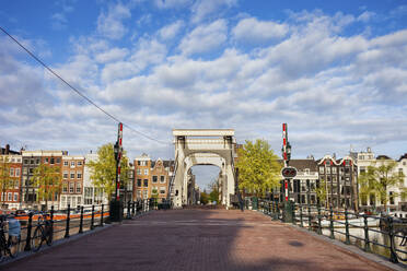 Niederlande, Nordholland, Amsterdam, Wolken über Skinny Bridge - ABOF00528
