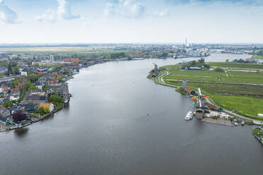 Niederlande, Nordholland, Zaandam, Luftaufnahme der historischen Windmühlen in Zaanse Schans - TAMF02234