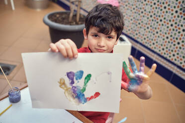 Kinder spielen in einem Innenhof und malen mit Wasserfarben - CAVF84933