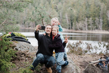 Vater macht Fotos mit seinen Kindern beim Wandern in Schweden - CAVF84983