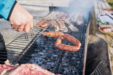 Preparation of barbecue on bacon and sausage grill - CAVF85012