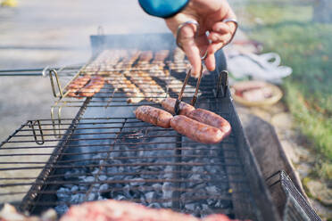 Zubereitung von Grillgut auf dem Speck- und Wurstgrill - CAVF85013