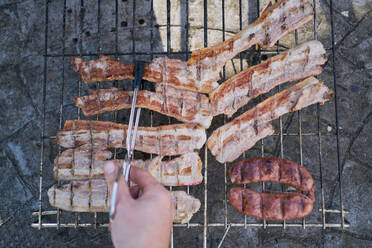 Preparation of barbecue on bacon and sausage grill - CAVF85014