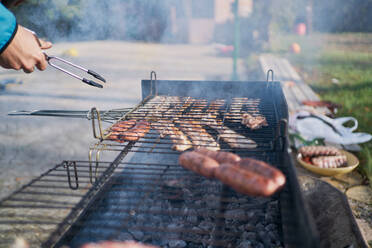 Preparation of barbecue on bacon and sausage grill - CAVF85015
