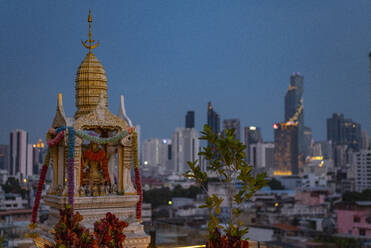 Geisterhaus auf einem Dach in Bangkok - CAVF85041