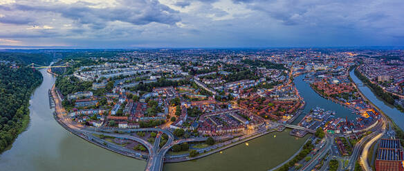 Luftaufnahme über die Avon-Schlucht, Clifton, Hotwells und das Stadtzentrum, Bristol, England, Vereinigtes Königreich, Europa - RHPLF15130
