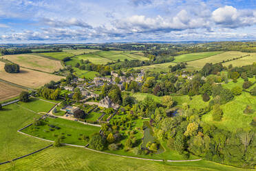 Luftaufnahme über das Dorf Upper Slaughter in den Cotswolds, Gloucestershire, England, Vereinigtes Königreich, Europa - RHPLF15131