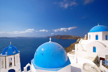 Blick auf das Ägäische Meer von einer Kirche mit blauen Kuppeldächern, Santorin, Kykladen, Griechische Inseln, Griechenland, Europa - RHPLF15140