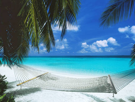 Desert island and hammock on the beach, Maldives, Indian Ocean, Asia - RHPLF15149