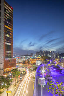 Seoul 7017 Skygarden und Seoul Station in der Abenddämmerung, Seoul, Südkorea, Asien - RHPLF15156