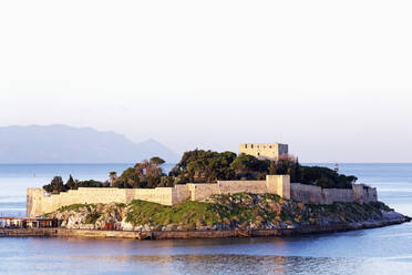 Die Festung aus byzantinischer Zeit auf Guvercin Ada (Taubeninsel), mit Blick auf das Ägäische Meer, im Hafen von Kusadasi, Türkei, Kleinasien, Eurasien - RHPLF15175