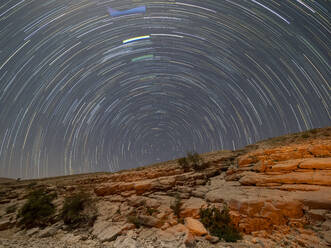 Sternenspuren bei Nacht im Wadi Bani Khalid, Sultanat Oman, Naher Osten - RHPLF15200