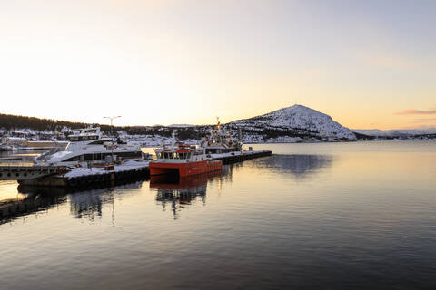 Hafen, Fähre und Boote, Altafjord, Meer, Berge, Schnee, Wintersonnenuntergang, Alta, Troms og Finnmark, Polarkreis, Nordnorwegen, Skandinavien, Europa, lizenzfreies Stockfoto