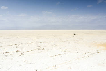 Geländewagen, der die Wüste in Richtung der Salzminen von Dallol durchquert, Luftaufnahme, Danakil-Senke, Region Afar, Äthiopien, Afrika - RHPLF15228