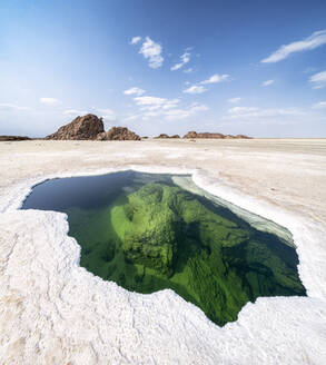 Panoramablick auf das transparente Wasser eines natürlichen Teiches in der Salzpfanne, Danakil-Senke, Afar-Region, Äthiopien, Afrika - RHPLF15232