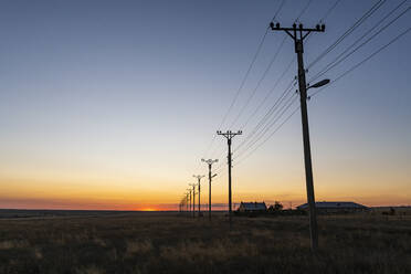 Elektrische Leitungen bei Sonnenuntergang in Elista, Republik Kalmykien, Russland, Eurasien - RHPLF15251
