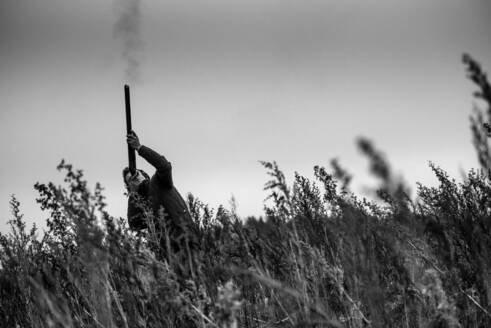 Schwarz-Weiß-Bild eines Gewehrs, das auf einen über dem Kopf fliegenden Fasan schießt, Vereinigtes Königreich, Europa - RHPLF15298