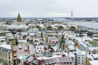 Blick über die Altstadt von Riga und den Fluss Daugava, mit schneebedeckten Dächern, UNESCO-Weltkulturerbe, Riga, Lettland, Europa - RHPLF15306