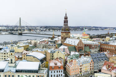 Blick über die Altstadt von Riga und den Fluss Daugava, mit schneebedeckten Dächern, UNESCO-Weltkulturerbe, Riga, Lettland, Europa - RHPLF15309