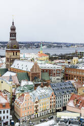 Blick über die Altstadt von Riga und den Fluss Daugava, mit schneebedeckten Dächern, UNESCO-Weltkulturerbe, Riga, Lettland, Europa - RHPLF15311