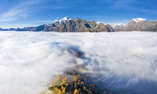Nebel bedeckt das Valmalenco (Val Malenco) mit der Disgrazia im Hintergrund und Brioken-Gespenst, Valtellina, Lombardei, Italien, Europa - RHPLF15316