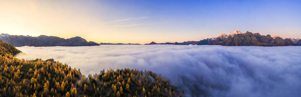 Luftaufnahme des nebelverhangenen Malenco-Tals bei Sonnenaufgang, Valmalenco, Valtelllina, Lombardei, Italien, Europa - RHPLF15317