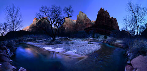 Virgin River fließt durch Court of the Patriarchs, Zion National Park, Utah, Vereinigte Staaten von Amerika, Nordamerika, lizenzfreies Stockfoto