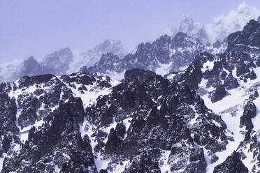 Ein felsiger, schneebedeckter Berg im Denali-Nationalpark, Alaska, Vereinigte Staaten von Amerika, Nordamerika - RHPLF15357