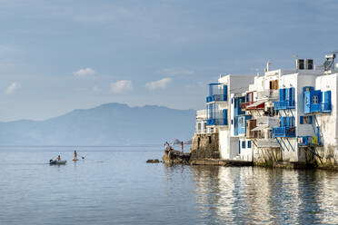 Paddle Boarder, Schlauchboot und Touristen auf Felsen in Mykonos Stadt, Mykonos, Kykladen, Griechische Inseln, Griechenland, Europa - RHPLF15363