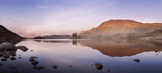 Cregennan Seen und Berg Reflexion bei Sonnenuntergang in Snowdonia National Park, Nordwales, Vereinigtes Königreich, Europa - RHPLF15364