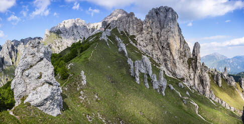 Panoramablick auf das Grignetta-Gebirge, Europäische Alpen, Lecco, Italien - MCVF00436