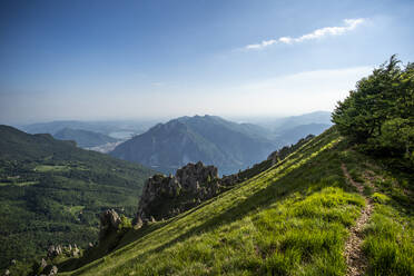 Blick auf die Bergkette Grignetta vor blauem Himmel, Europäische Alpen, Lecco, Italien - MCVF00440