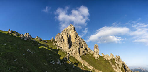 Panoramablick auf die Grignetta-Bergkette gegen den Himmel, Europäische Alpen, Lecco, Italien - MCVF00441