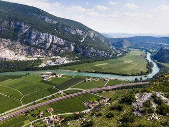 Italien, Venetien, Verona, Blick auf die Autobahn A22, die sich im Frühling über das Etschtal erstreckt - GIOF08384