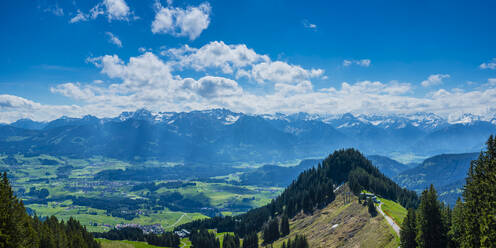 Deutschland, Bayern, Panorama von Weiherkopf und Illertal im Sommer - WGF01328