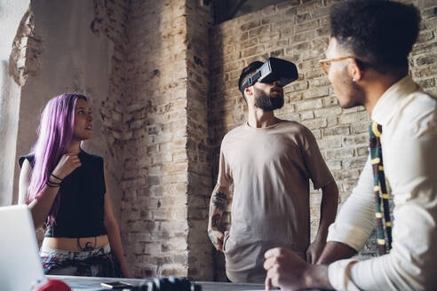 Kreativteam benutzt Vr-Brille im Loft-Büro - MEUF00722