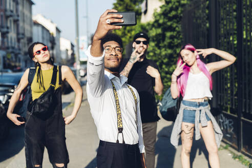 Eine Gruppe von Freunden macht ein Selfie in der Stadt - MEUF00770