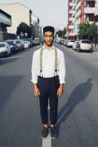 Porträt eines selbstbewussten stilvollen jungen Mannes auf der Straße in der Stadt, lizenzfreies Stockfoto