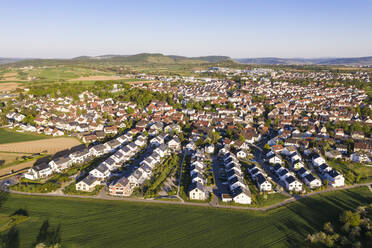 Deutschland, Baden-Württemberg, Waiblingen, Luftaufnahme eines modernen Vorortes - WDF06040