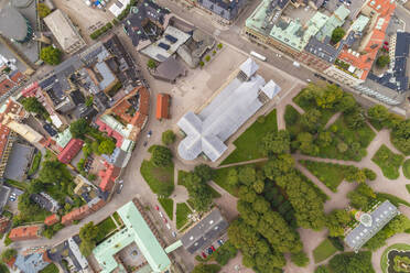 Schweden, Schonen, Lund, Luftaufnahme der Kathedrale von Lund und des angrenzenden Parks - TAMF02238