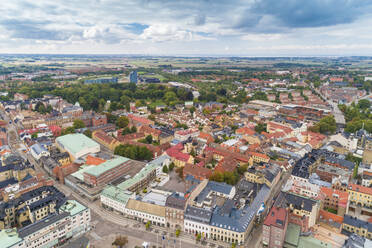Schweden, Schonen, Lund, Luftaufnahme der historischen Altstadt mit klarer Horizontlinie im Hintergrund - TAMF02240