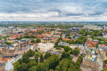 Schweden, Schonen, Lund, Luftaufnahme der historischen Altstadt mit klarer Horizontlinie im Hintergrund - TAMF02241